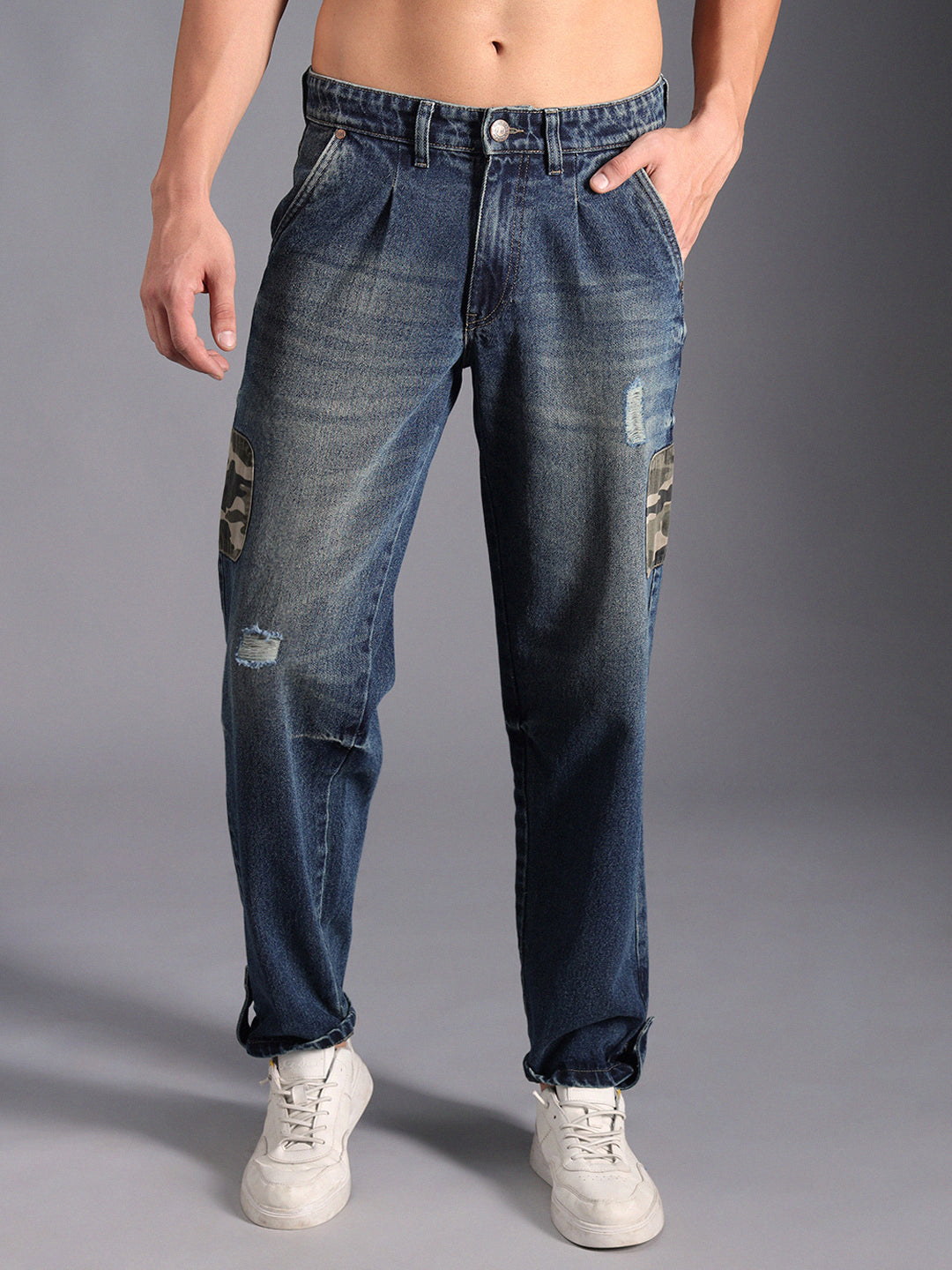 Men Relaxed Fit Mildly Distressed Light Fade Applique Cotton Jeans