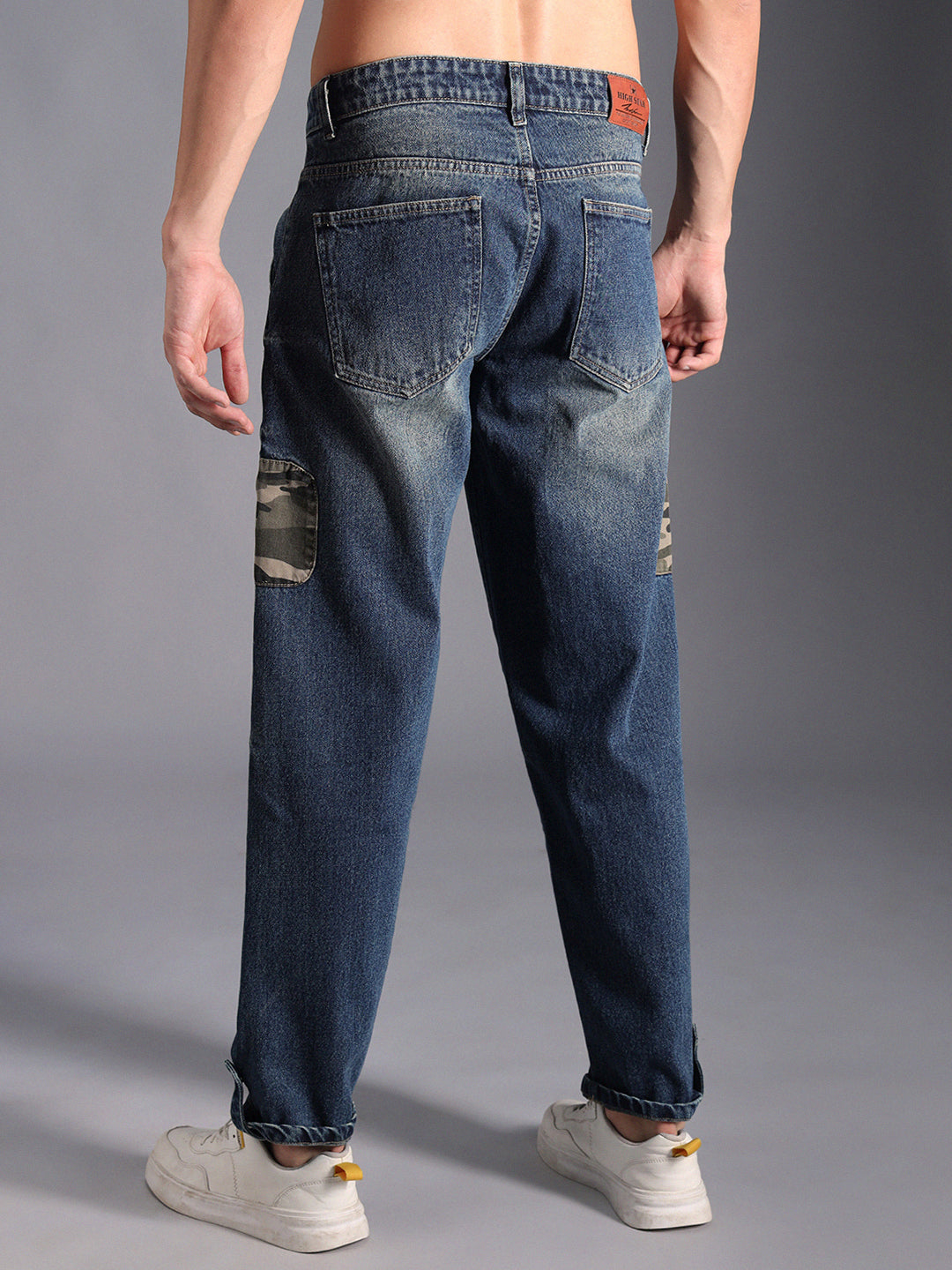 Men Relaxed Fit Mildly Distressed Light Fade Applique Cotton Jeans