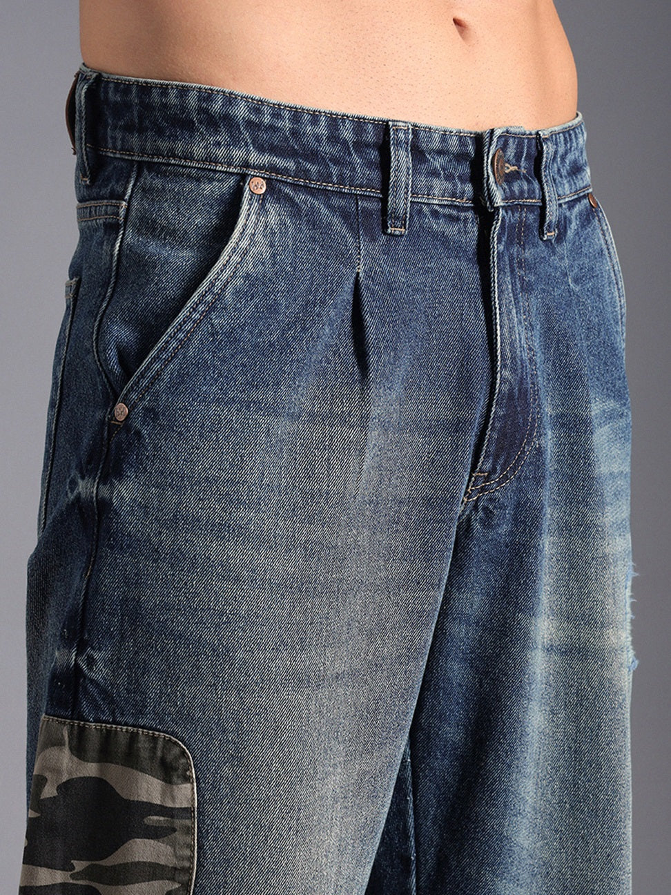 Men Relaxed Fit Mildly Distressed Light Fade Applique Cotton Jeans