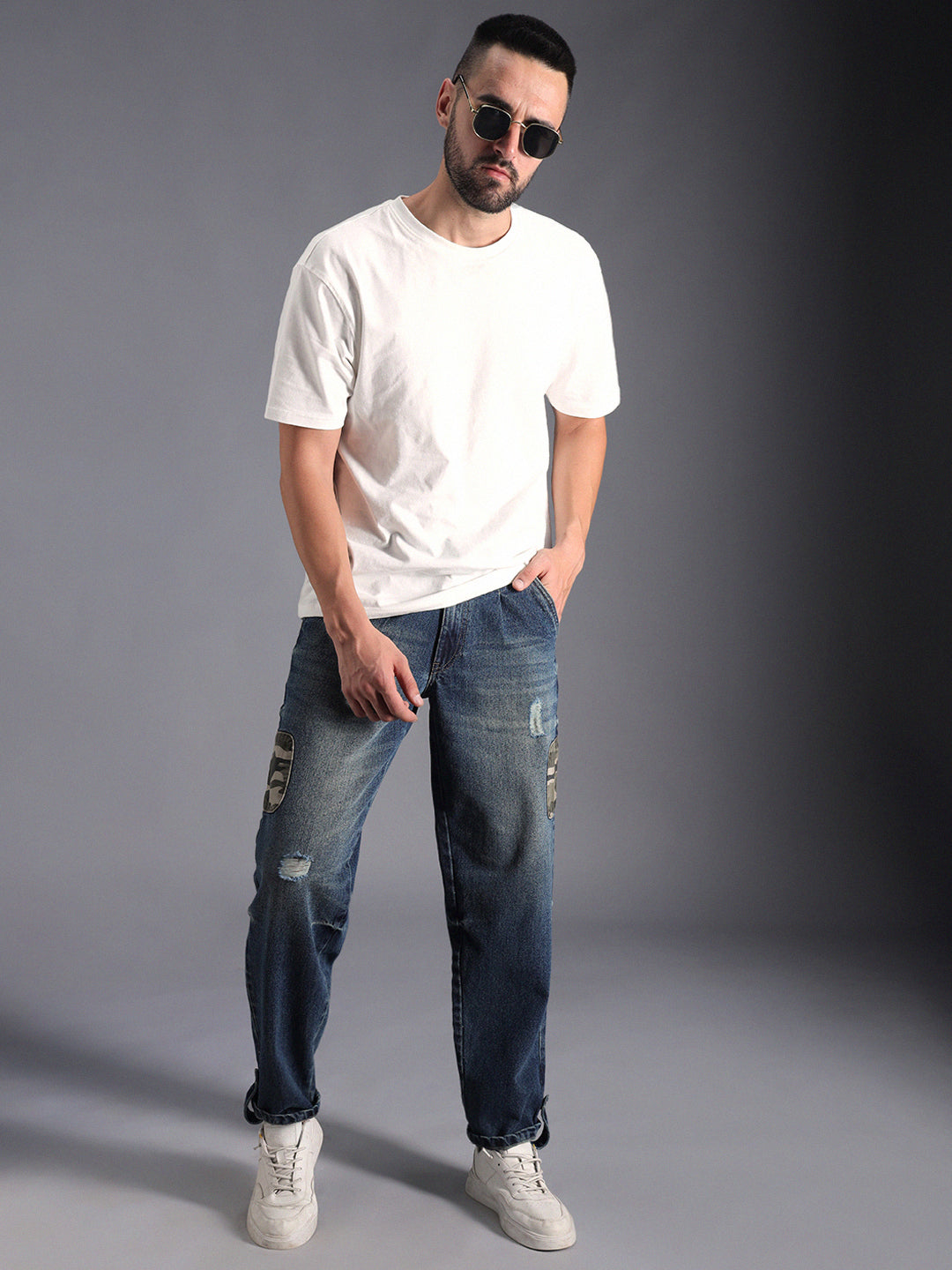 Men Relaxed Fit Mildly Distressed Light Fade Applique Cotton Jeans