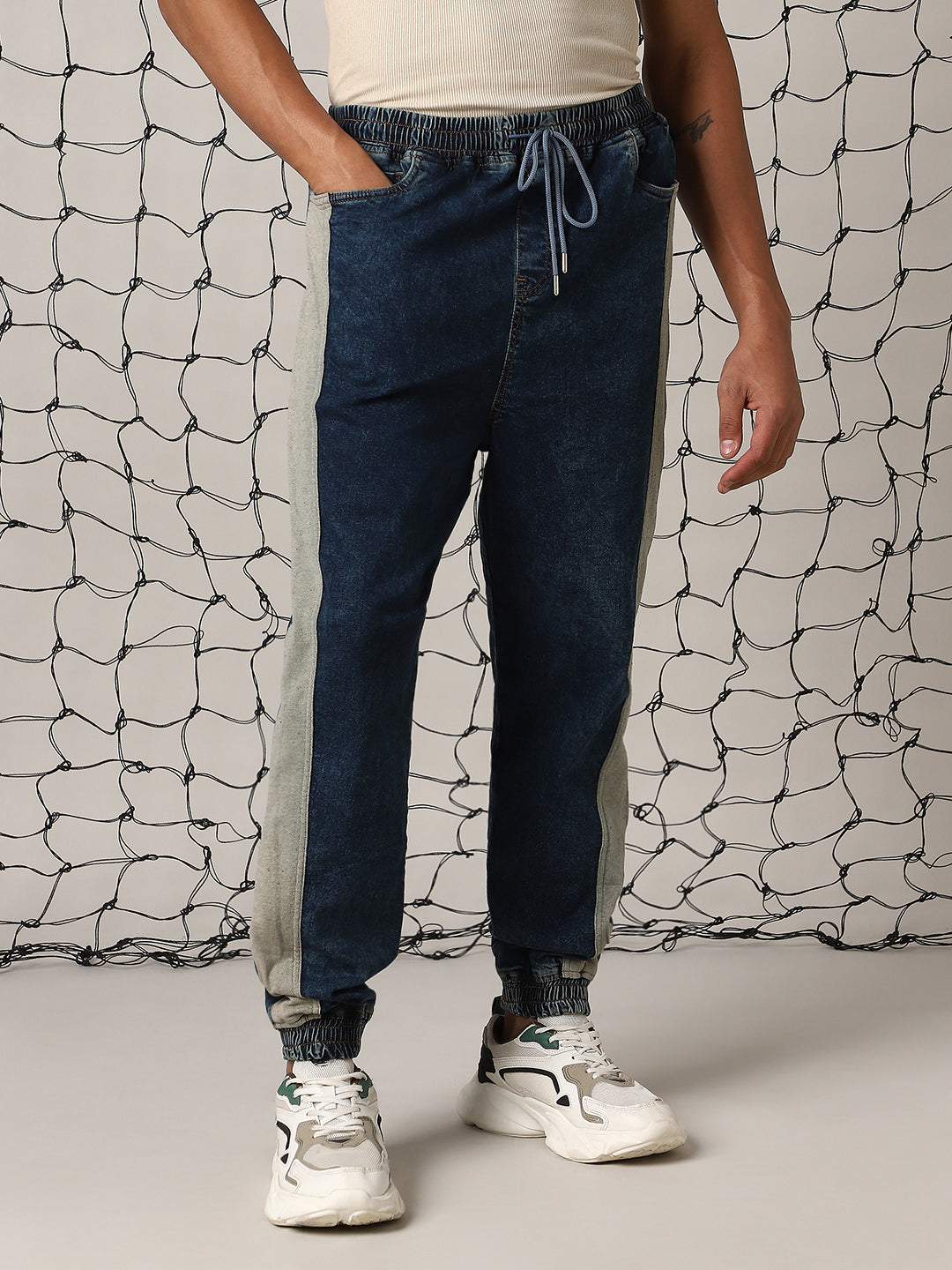 Hubberholme Men Relaxed Fit Mid-Rise Low Distress Stretchable Jeans