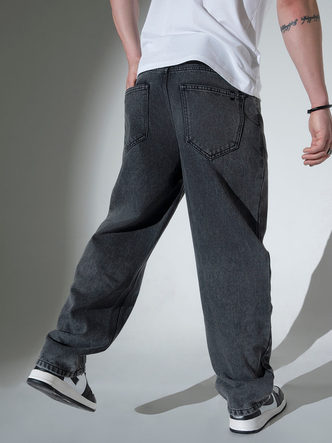 Hubberholme Men Relaxed Fit Mid-Rise Slash Knee Cotton Jeans