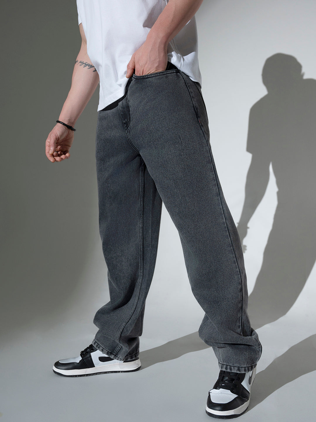 Hubberholme Men Relaxed Fit Mid-Rise Slash Knee Cotton Jeans